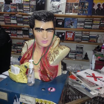 Musique Chez Sonny - Statue d'Elvis, emblème du petit commerce ! - Music & DVDs Near Me - Quebec City, Quebec Musique Chez Sonny - Statue d'Elvis, emblème du petit commerce ! - Music & DVDs Near Me - Quebec City, Quebec