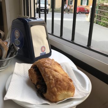 Cappun Magru - Chocolate croissant - Italian Near Me - Riomaggiore, SP