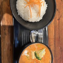 Toss Noodle Bar - Panang Curry with tofu and white rice