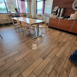 Wendy's - Dirty floors
