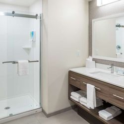 Guest room bath