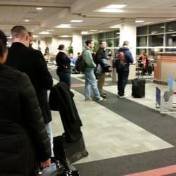 United Airlines - Everyone waiting in the wrong line....