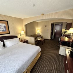 Holiday Inn Express & Suites Lansing-Leavenworth