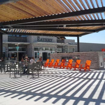 Outlet Collection - Outdoor seating under the pergola which creates nice shade! - Shopping Centers Near Me - Niagara-on-the-lake, Ontario