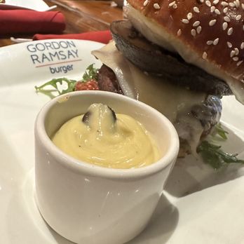 Gordon Ramsay Burger Las Vegas - The celebration burger minus the hot mayo add the truffle aioli - Burgers Near Me - Las Vegas, Nevada