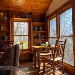 The Overlook Inn - Another photo of the main living space