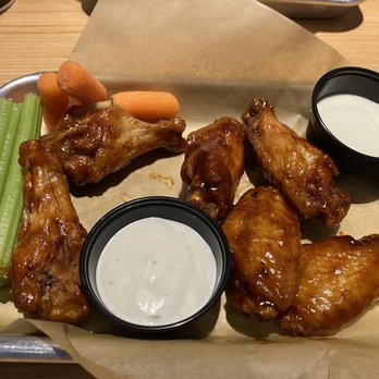 Buffalo Wild Wings - 6 pcs wings with honey BBQ sauce - Sports Bars Near Me - Linden, New Jersey