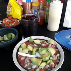 Las Arenitas - Ceviche de pescado con una buena poción de aguacate. Y que no falte el agua de Jamaica con hielos.