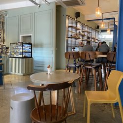 Between Cafe & Eatery - Main area