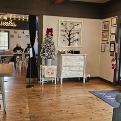 Butter & Milk Eatery - Christmas decor