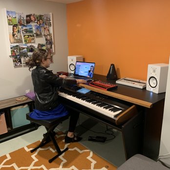 3 Key Studio - Eli getting production classes - Musical Instruments & Teachers Near Me - Los Angeles, California