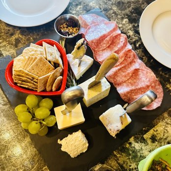 Dennis Drummond Wine Co - cheese, crackers, and grapes - Wineries Near Me - Brainerd, Minnesota