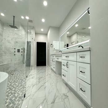 Homeland Builders - a large bathroom with a walk in shower - General Contractors Near Me - Houston, Texas Homeland Builders - a large bathroom with a walk in shower - General Contractors Near Me - Houston, Texas