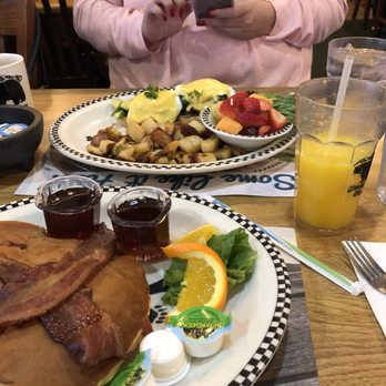 Black Bear Diner Beaverton - American Near Me - Beaverton, Oregon
