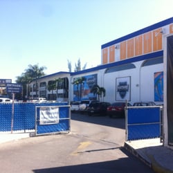 Centro Deportivo Bancarios - Entrada principal con estacionamiento