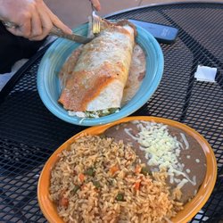 Sí Señor Mexican Restaurant - Vegetarian burrito and rice and beans