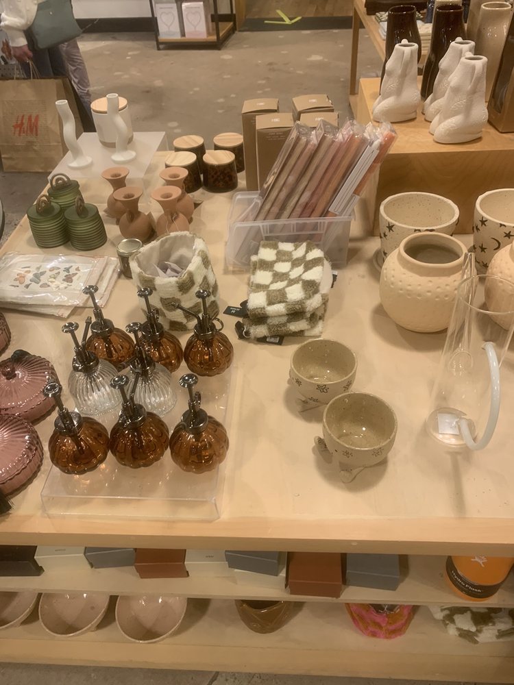 URBAN OUTFITTERS 500 W Farms Mall, Farmington, Connecticut Women's