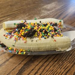 Sweet Cooie's - Banana split with vanilla and strawberry ice cream, needs, sprinkles and oreos