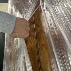 Global Expert Shipping - The piano was damaged. There are some greasy stains on it, likely caused by oil being spilled onto it.
