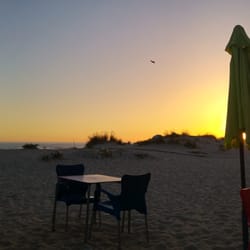 Las Benjumea - Vista de la playa desde nuestra mesa!