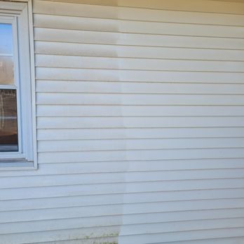Aggregate Home Services - White vinyl siding mid cleaning. - Pest Control Near Me - Levittown, Pennsylvania Aggregate Home Services - White vinyl siding mid cleaning. - Pest Control Near Me - Levittown, Pennsylvania