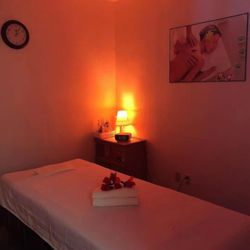 Sun Massage - Massage room with comfortable beds and clean sheets