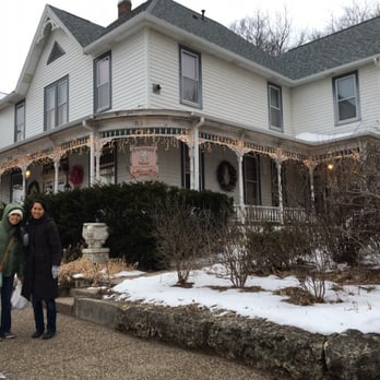 Brierwreath Manor Bed and Breakfast - My sister and the Manor. - Bed & Breakfast Near Me - Galena, Illinois