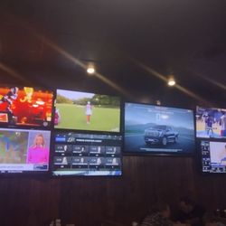 Winking Lizard Tavern - Interior