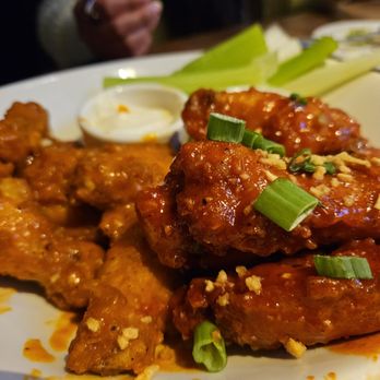 Yard House - 10 Crispy Traditional Wings - New American Near Me - Sacramento, California