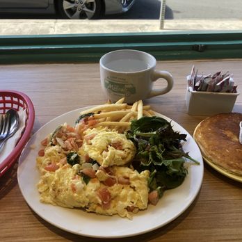 Cafe Morey's - Tomato, Basil & Avo Egg Omelette - American Near Me - Honolulu, Hawaii