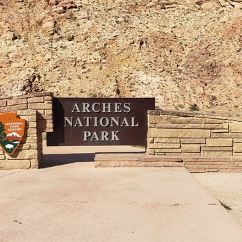 Arches National Park - Arches NPS sign - Parks Near Me Arches National Park - Arches NPS sign - Parks Near Me
