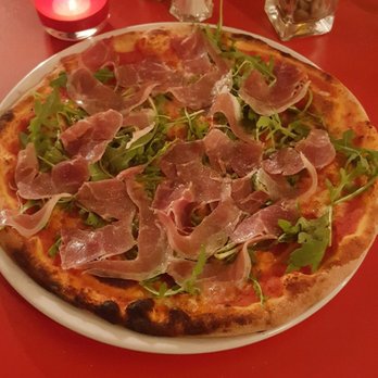 Da Antonio - Pizza Da Antonio mit Tomaten, Mozzarella, Parmaschinken und Rucola - Italian Near Me - Munich, BY Da Antonio - Pizza Da Antonio mit Tomaten, Mozzarella, Parmaschinken und Rucola - Italian Near Me - Munich, BY