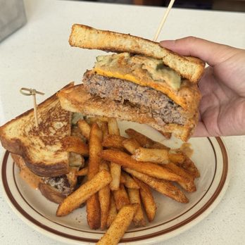 Le Hut Dinette - Wine Bars Near Me - Santa Ana, California