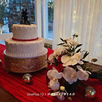 Stater Bros. Markets - Wedding cake, two tears, sat on a pedestal. Brides bouquet next to it. - Grocery Near Me - Simi Valley, California Stater Bros. Markets - Wedding cake, two tears, sat on a pedestal. Brides bouquet next to it. - Grocery Near Me - Simi Valley, California