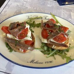 Farinella - Starter mit Burrata, Tomaten und Sardellen.
