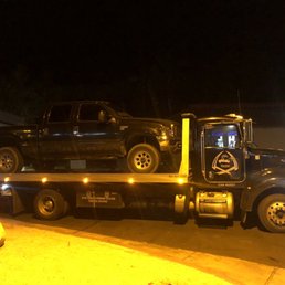 Nice clean tow truck being used. Nice clean tow truck being used.