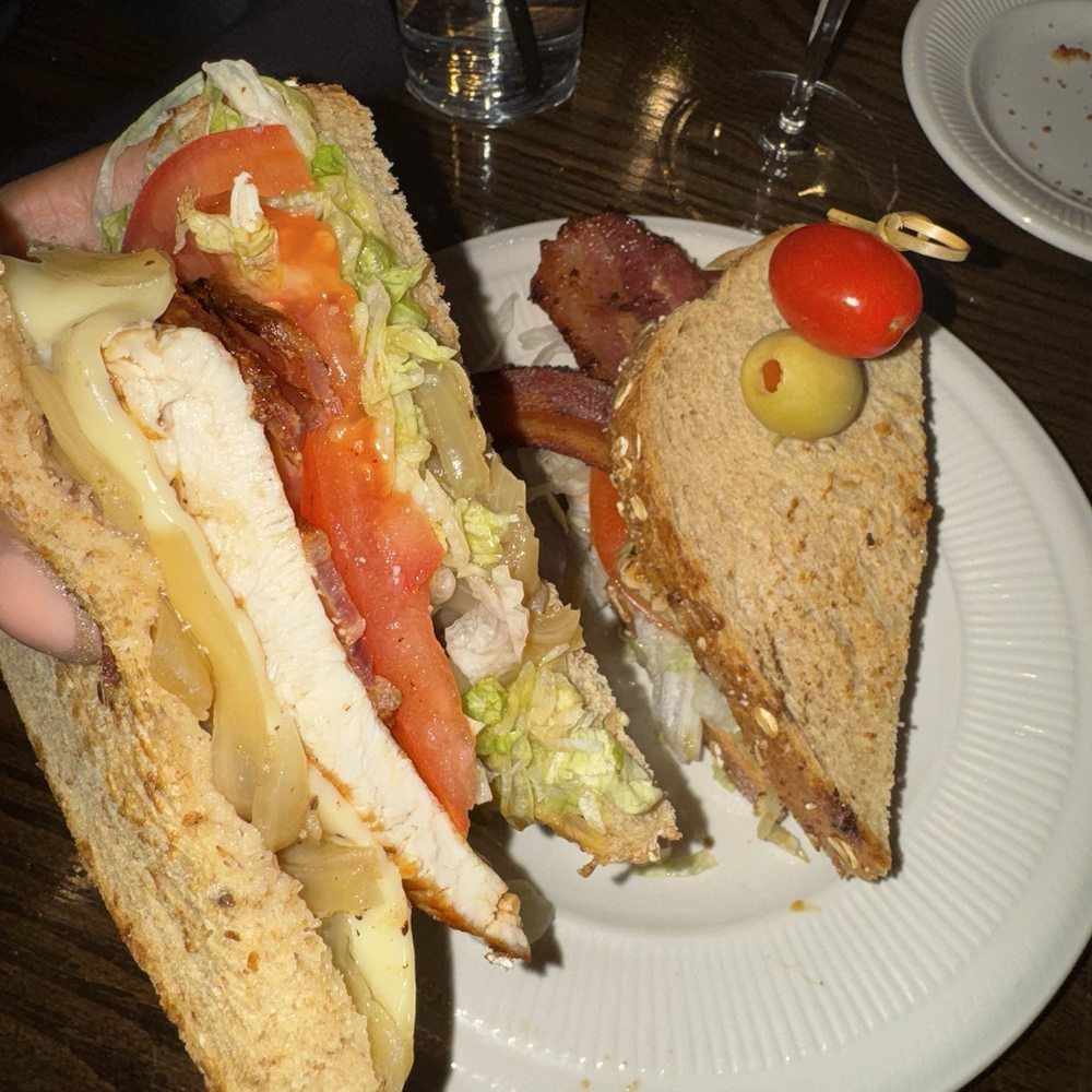 Luxe Bar & Grill - Pubs Near Me - Grosse Pointe Farms, Michigan