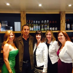 Niagara Wine Tour Guides - Girls tour with Charlie Pillitteri