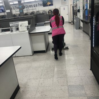 Love Laundry - Ale has been cleaning nonstop forHOURS... you could literally eat off of any surface in here!!! She is still sweet and helpful too. - Laundromat Near Me - Los Angeles, California