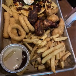Rosie's Smokehouse - Snack platter for 25 euros. Included three onion rings.