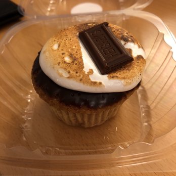 Molly's Cupcakes - S'more cupcake - Cupcakes Near Me - Chicago, Illinois Molly's Cupcakes - S'more cupcake - Cupcakes Near Me - Chicago, Illinois