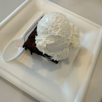 Mora Iced Creamery - Sundae brownie with cinnamon ice cream - Ice Cream & Frozen Yogurt Near Me - Las Vegas, Nevada