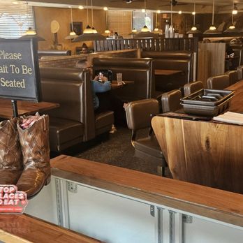 Willow Ranch - Interior of the restaurant. Caught in time - Barbeque Near Me - Buttonwillow, California