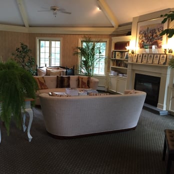 Southampton Inn - Living room area - Hotels Near Me - Southampton, New York Southampton Inn - Living room area - Hotels Near Me - Southampton, New York