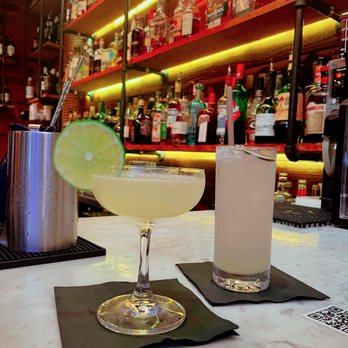 DOMU - Gimlet (left) and jalapeño ginger margarita (right) - Ramen Near Me - Orlando, Florida