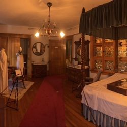 Conrad Mansion - Bedroom
