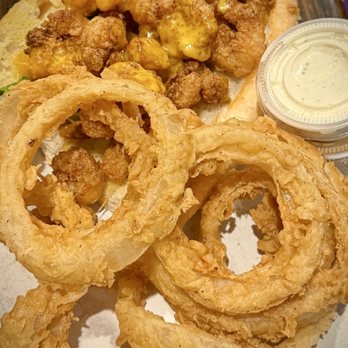 Willie's Restaurant and Bar - Shrimp po boy and OnYonRings :) - New American Near Me - Baton Rouge, Louisiana