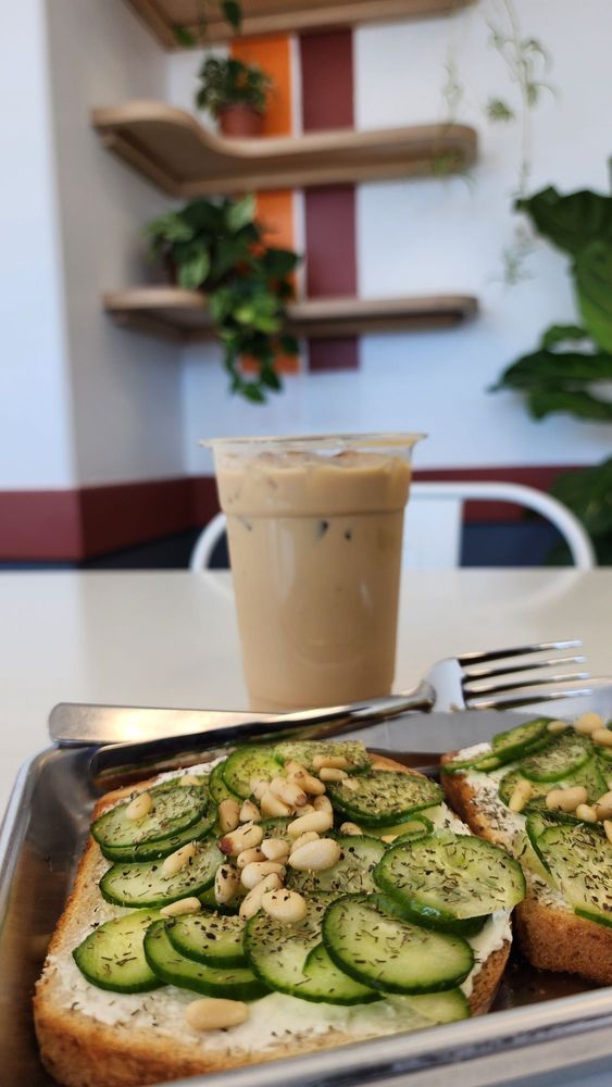 Daylight & Moon Cafe