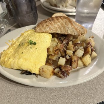 Mud Street Cafe - Spinach and mushroom omelette with homestyle potatoes - Cafes Near Me - Eureka Springs, Arkansas