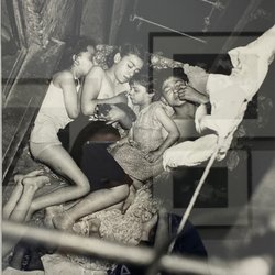 Side Gallery - Children sleeping in a shaft